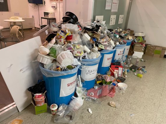 지난 6월 10일 연세대학교 송도캠퍼스 기숙사에 쓰레기가 쌓여있다. 사진=온라인 커뮤니티 연세대 에브리타임 제공