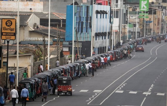 5일 스리랑카 수도 콜롬보에서 삼륜차 운전자들이 석유를 구하기 위해 줄지어 기다리고 있다.로이터뉴스1