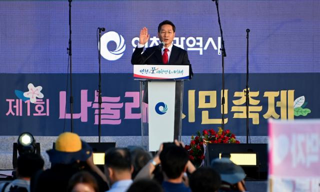 유정복 인천시장이 지난 1일 중구 8부두 상상플랫폼에서 열린 '제1회 나눌래 시민축제'에서 취임사를 하고 있다. 인천시 제공