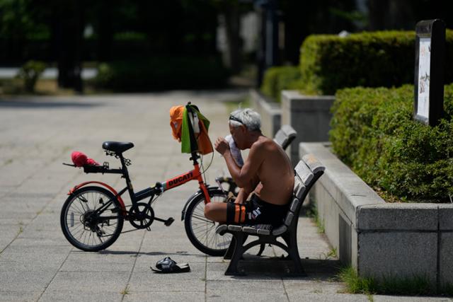 지난달 일본 도쿄의 한 공원에서 한 시민이 폭염 속에 휴식을 취하고 있다. 도쿄 AP=연합뉴스