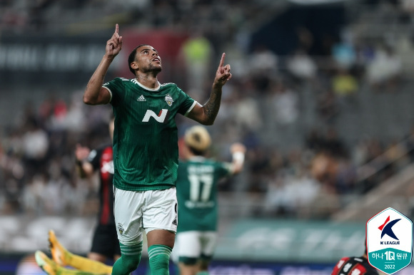 전북 현대 구스타보가 득점 이후 세리머니를 하고 있다. [사진=한국프로축구연맹]