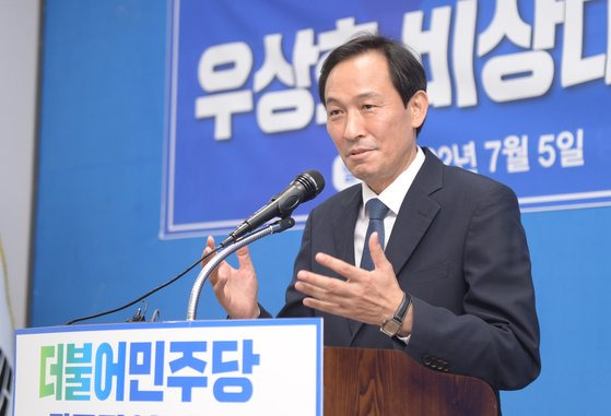 우상호 더불어민주당 비상대책위원장이 5일 광주를 찾아 민주당 광주시당에서 6·1지방선거 당선자들에게 미니특강을 하고 있다. 우 비대위원장은 "광주에서 37.7% 투표율은 광주시민이 민주당에 보내는 경고"라며 "민주당이 더 많은 호남인들의 기대와 희망을 갖기 위해 환골탈태, 각성하고 혁신해야겠다, 유능해야겠다는 각오를 전해드린다"고 말했다. 뉴스1