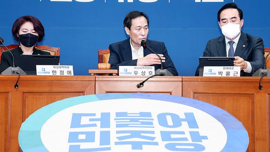 우상호 더불어민주당 비상대책위원장이 6일 오전 서울 여의도 국회에서 열린 비상대책위원회의에서 발언하지 않고 박홍근 원내대표에게 발언을 넘기고 있다. 이날 우 비대위원장은 전당대회 룰을 둘러싼 당내 논란을 의식한 듯 ″전 오늘 모두 발언하지 않겠다″고 했다. 뉴스1