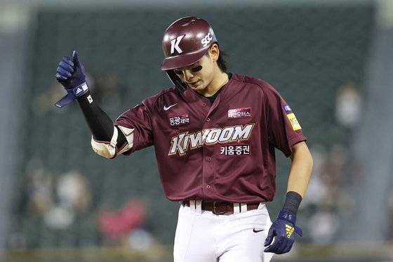 6일 잠실 두산전에서 상대 선발 곽빈의 공에 오른쪽 팔꿈치를 맞은 뒤 통증을 호소하며 교체된 이정후. 병원 검진 결과 "별다른 이상은 없다"는 소견을 들었다. [연합뉴스]