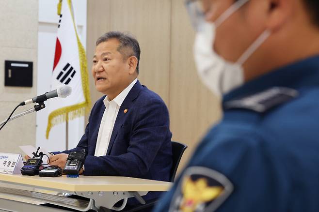 이상민 행정안전부 장관이 경찰제도 개선안에 대한 일선경찰관들의 의견 청취를 위해 지난 5일 오후 세종시 보람동에 있는 세종남부경찰서를 방문, 인사말을 하고 있다. 연합뉴스