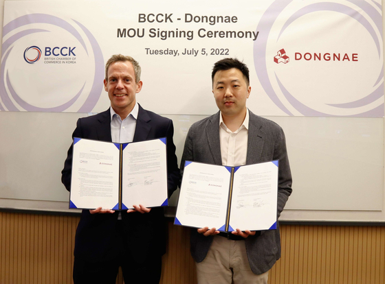 From left: Sean Blakeley, chairman of British Chamber of Commerce in Korea, and Matthew Shampine, DN Korea CEO, pose for a photo on Tuesday to celebrate signing a memorandum of understanding. [DN KOREA]