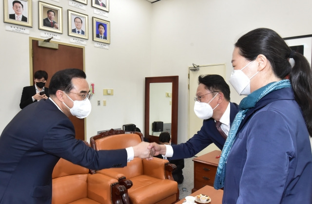 배진교 정의당 원내대표와 박홍근 더불어민주당 원내대표가  지난 4월 19일 서울 여의도 국회 본청 운영위원장실에서 검수완박 관련 4당 원내대표 회동에 앞서 인사를 나누고 있다. 공동취재사진