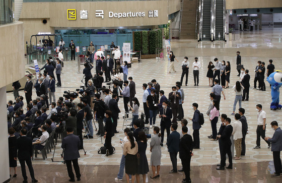 (서울=뉴스1) 임세영 기자 = 지난달 29일 오전 서울 김포공항 국제선 터미널이 김포-하네다 노선 운항 재개 행사 참석자들로 북적이고 있다. 2022.6.29/뉴스1