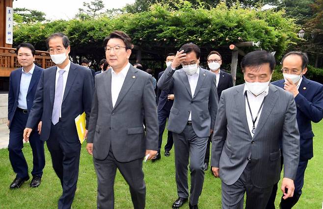 [서울=뉴시스] 국회사진기자단 = 6일 서울 종로구 삼청동 총리공관에서 열린 윤석열 정부 첫 고위 당정 협의회에 참석하기 위해 한덕수 국무총리, 권성동 국민의힘 원내대표 등이 회의장으로 들어서고 있다. 2022.07.06.