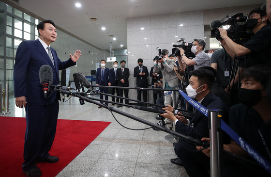 윤석열 대통령이 24일 오전 용산 대통령실 청사로 출근하며 취재진과 약식회견을 하고 있다. (대통령실사진기자단) /사진=뉴스1