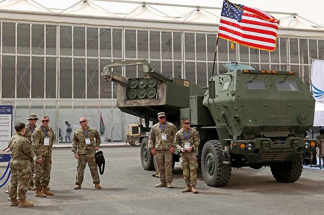 미국이 사우디아라비아 국제방산전시회(WDS)에서 선보인 M142 고속기동포병로켓시스템(HIMARS). [AFP]