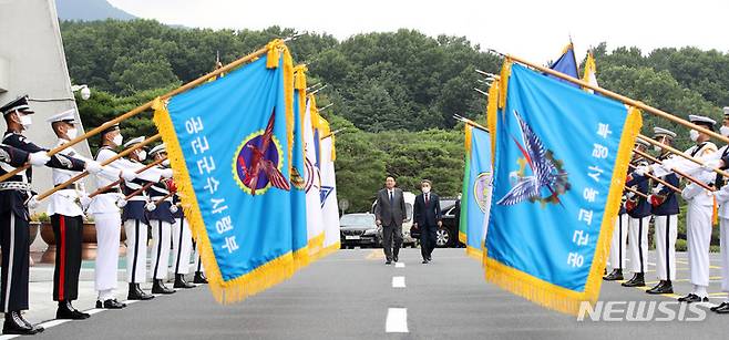 [계룡=뉴시스] 홍효식 기자 = 윤석열 대통령이 전군 주요지휘관 회의가 열리는 6일 충남 계룡대에 도착해 3군 의장대를 사열하고 있다. 오른쪽은 이종섭 국방부 장관. 2022.07.06. yesphoto@newsis.com