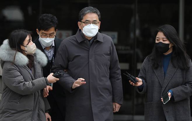 [서울=뉴시스] 추상철 기자 = 곽상도 전 국민의힘 의원이 지난 2월4일 오후 서울 서초구 서울중앙지방법원에서 구속 전 피의자 심문(영장실질심사)를 받은 후 법정을 나서며 입장을 밝히고 있다. 2022.02.04. scchoo@newsis.com