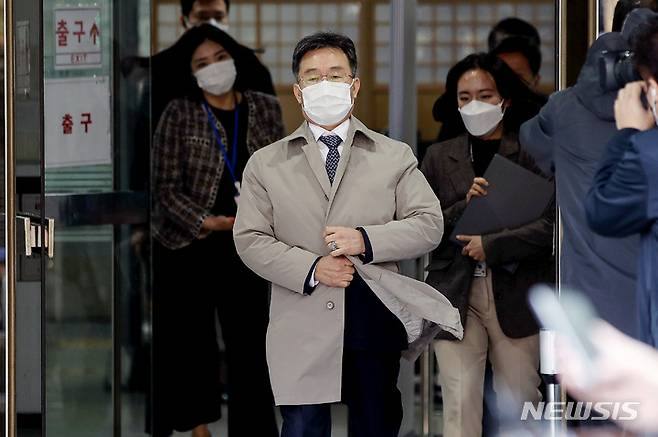 [서울=뉴시스] 김병문 기자 = '대장동 의혹'의 핵심 인물 중의 한명인 화천대유자산관리(화천대유) 대주주 김만배 씨가 지난해 11월3일 오후 서울 서초구 서울중앙지방법원에서 열린 구속 전 피의자 심문(영장실질심사)을 마친 뒤 취재진 질문에 답변하고 있다. 2021.11.03. dadazon@newsis.com