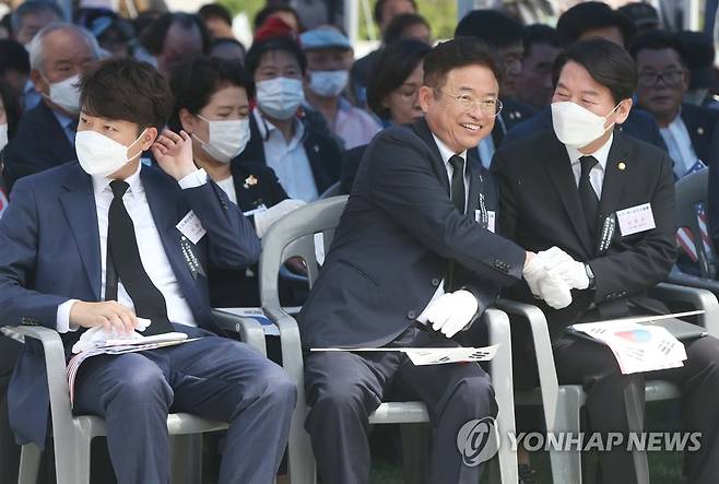 다부동 전적기념관서 만난 이준석·안철수 (칠곡=연합뉴스) 박세진 기자 = 국민의힘 이준석 대표와 안철수 의원, 이철우 경북도지사가 지난달 25일 경북 칠곡군 다부동 전적기념관에서 열린 6·25전쟁 72주년 기념 및 백선엽 장군 2주기 추모행사에 참석하고 있다. 2022.6.25 psjpsj@yna.co.kr