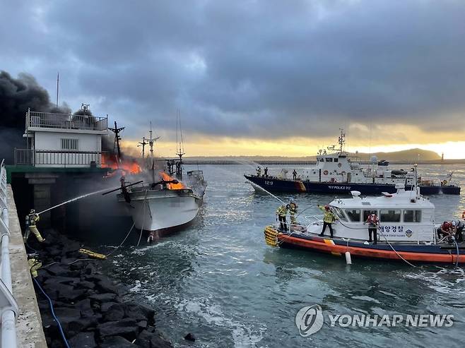 어선 화재 진압하는 해경과 소방대원 (서귀포=연합뉴스) 4일 오전 제주 서귀포시 성산읍 성산항에 정박 중인 연승어선 3척에 불이 나 서귀포해경과 소방당국이 화재를 진압하고 있다. 2022.7.4 [제주도 소방안전본부 제공. 재판매 및 DB 금지] dragon.me@yna.co.kr