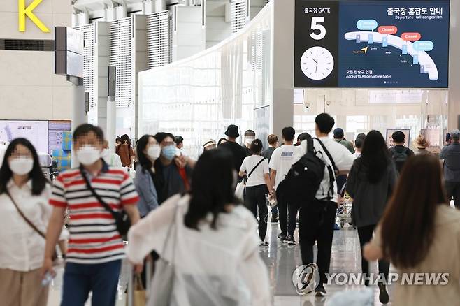 활기 되찾아가는 공항 (영종도=연합뉴스) 신준희 기자 = 지난달 5일 영종도 인천국제공항 출국장에 여행객들이 오가고 있다. 2022.6.5 hama@yna.co.kr