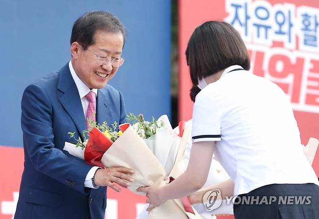 홍준표 대구시장 취임 (대구=연합뉴스) 지난 1일 오전 대구 중구 국채보상운동기념공원에서 열린 홍준표 대구시장 취임식에서 홍 시장이 시민대표로부터 꽃다발을 받고 있다. 2022.7.1 [대구시청 제공. 재판매 및 DB 금지] mtkht@yna.co.kr