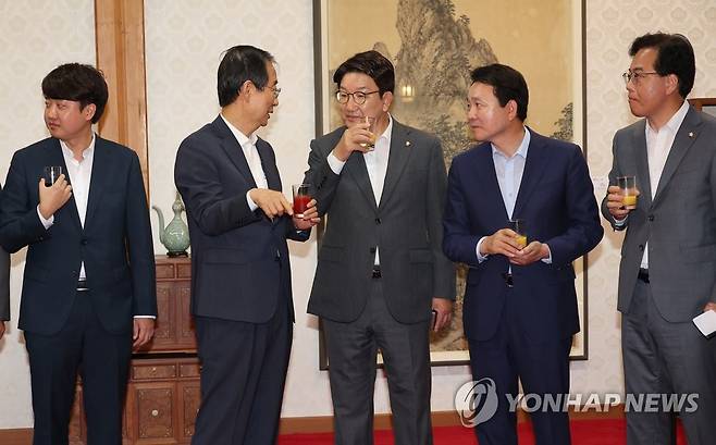 첫 고위 당정 협의회 (서울=연합뉴스) 김승두 기자 = 6일 서울 종로구 삼청동 총리공관에서 열린 윤석열 정부 첫 고위 당정 협의회에서 참석자들이 대화하고 있다. 왼쪽부터 이준석 대표, 한덕수 총리, 권성동 원내대표, 성일종 정책위의장, 송언석 원내수석부대표. 2022.7.6 kimsdoo@yna.co.kr