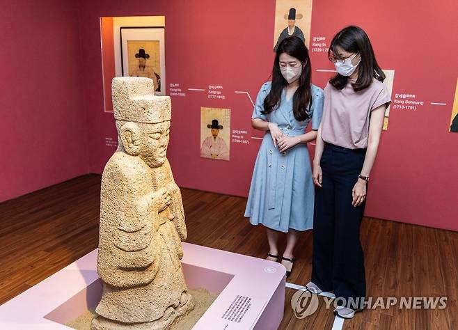 독일로 반출됐다 다시 돌아온 '문인석' 전시 (서울=연합뉴스) 황광모 기자 = 6일 오전 서울 종로구 국립고궁박물관에서 열린 '나라 밖 문화재의 여정' 특별전 언론 공개행사에서 관계자들이 2019년 독일에서 돌아온 문인석을 살펴보고 있다.
    이 문인석은 조선시대 사대부의 묘에 설치됐던 것으로 추정된다. 한 쌍으로 이뤄진 이 문인석은 서로의 입모양이 다른 희귀한 사례다.
    국외소재문화재단 설립 10주년을 맞이해 열리는 이번 특별전은 오는 7일부터 9월 25일까지 국립고궁박물관 기획전시실에서 열린다. 2022.7.6 hkmpooh@yna.co.kr