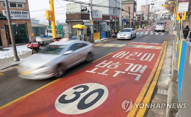 어린이보호구역 횡단보도 앞 무조건 일시정지…12일부터 범칙금 [연합뉴스 자료사진]