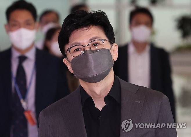 출국장 향하는 한동훈 법무부 장관 (영종도=연합뉴스) 임헌정 기자 = 미국 연방수사국(FBI) 방문을 위해 출장길에 오르는 한동훈 법무부 장관이 29일 오전 영종도 인천국제공항 제2여객터미널에 도착, 출국장으로 향하고 있다. 2022.6.29 kane@yna.co.kr