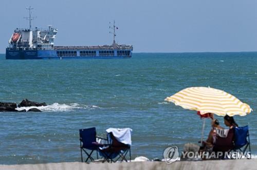 튀르키예 카라수 항 앞바다에 정박 중인 러시아 선적 화물선 지벡 졸리호  (카라수[튀르키예] AFP=연합뉴스) 5일(현지시간) 우크라이나 산 곡물을 적재한 것으로 의심되는 러시아 선적 화물선 '지벡 졸리'가 튀르키예 카라수 항 앞바다에 정박 중이다. 2022. 7. 6 photo@yna.co.kr