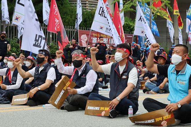 지난달 28일 오후 제7차 전원회의가 열리는 정부세종청사 고용노동부앞에서 한국·민주노총 위원장들이 참석한 ‘최저임금 인상을 위한 양대노총 결의대회’가 열리고 있다. (사진=연합뉴스)