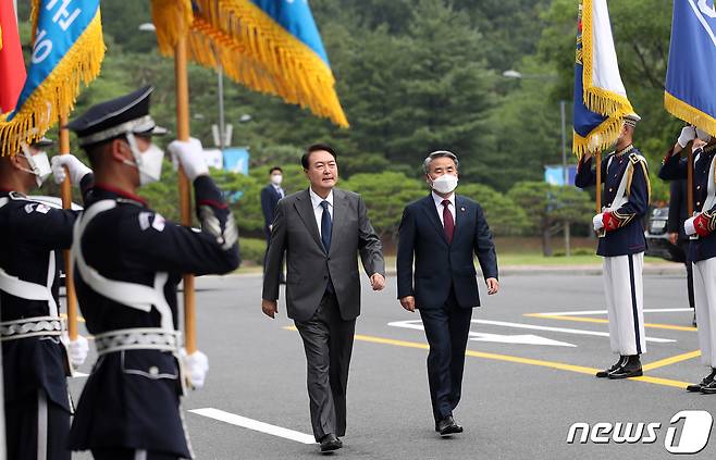 윤석열 대통령이 6일 충남 계룡대에서 열린 2022년 전반기 전군 주요지휘관 회의에 앞서 이종섭 국방부 장관과 함께 3군 사열대의 도열을 받으며 입장하고 있다. 대통령실사진기자단 2022.7.6/뉴스1 © News1 오대일 기자