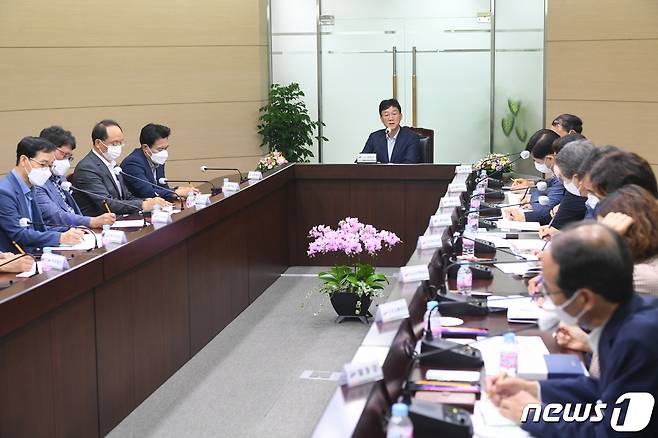 이민근 안산시장이 7일 상록구청에서 현안보고를 받고 있다. © 뉴스1