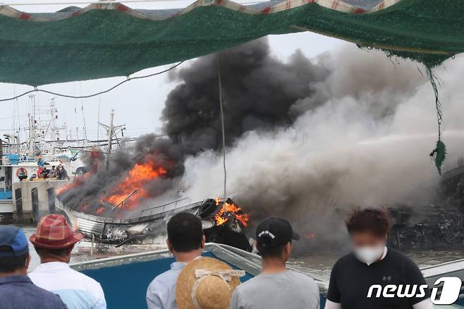 7일 오전 제주시 한림읍 한림항 안에 정박 중이던 어선 3척에서 화재가 발생, 출동한 소방과 해경이 진화 작전을 펼치고 있다. 현재 이 화재로 3명이 다쳐 병원에 이송 중이다. 2022.7.7/뉴스1