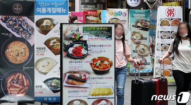 지난 6일 서울 중구 명동 음식점 거리에서 시민들이 지나가고 있다. 통계청 국가통계포털에 따르면 지난 6월 외식 물가지수는 전년 동기 대비 8.0% 상승했다. 이는 1992년 10월(8.8%) 이후 29년 9개월 만에 최고 상승률이다. 2022.7.6/뉴스1 © News1 이동해 기자