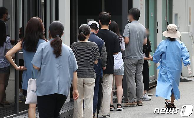 7일 오전 서울 서초구보건소 코로나19 선별진료소에서 시민들이 검사를 기다리고 있다. 질병관리청 중앙방역대책본부(방대본)는 이날 0시 기준 신종 코로나바이러스 감염증(코로나19) 신규 확진자가 1만8511명 발생했다고 밝혔다. 신규 확진자 중 국내 발생 1만8317명, 해외유입은 194명이다. 이날 확진자는 전날(6일) 1만9371명 대비 860명 감소했다. 1주일 전(6월 30일) 9591명보다 8920명(93%) 증가했고, 2주일 전(23일) 7493명 대비 1만1018명(147%) 늘었다. 2022.7.7/뉴스1 © News1 임세영 기자