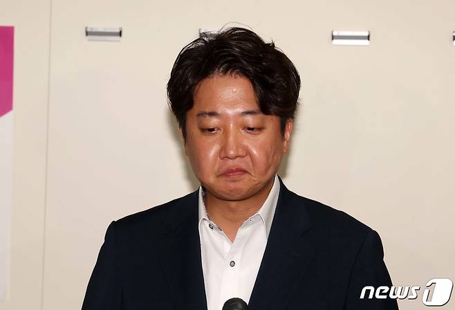 이준석 국민의힘 대표가 7일 오후 서울 여의도 국회에서 열린 성 상납 증거인멸교사 의혹에 대한 윤리위원회에 출석하며 입장을 말하고 있다. (공동취재) 2022.7.7/뉴스1 © News1 이재명 기자