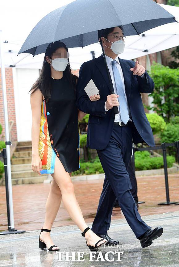 이재용 삼성전자 부회장과 딸 이원주 양이 지난달 27일 오후 서울 중구 정동교회에서 열린 정의선 회장 장녀 정진희 씨의 결혼식 참석을 마친뒤 예식장을 나오고 있다. /임영무 기자