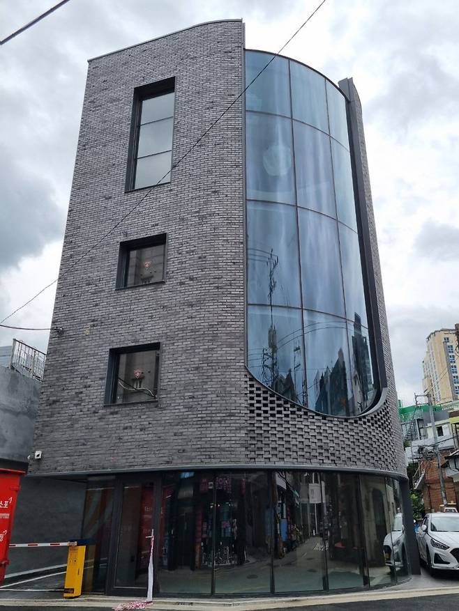 주식회사9코어홀딩스가 배우 고소영이 대표로 재직하던 시절 매입한 서울 성동구 송정동의 지상5층 규모의 건물 / 김송이 기자