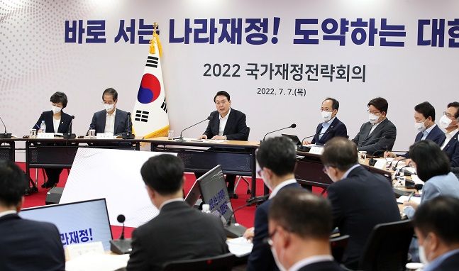 윤석열 대통령이 7일 충북 청주 서원구 충북대학교에서 열린 국가재정전략회의에서 발언하고 있다. ⓒ뉴시스