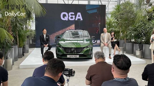 제이크 아우만 스텔란티스코리아 사장(사진 오른쪽에서 두 번째)은 6일 뉴 푸조 308 간담회에서 디젤에 대한 수요는 여전히 높다고 밝혔다.