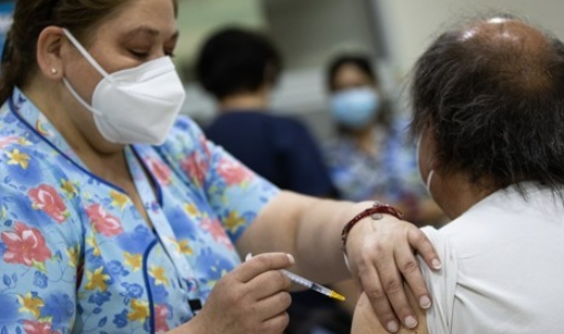 칠레의 한 병웤에서 코로나19 백신 접종 중인 모습이다. EPA 연합뉴스 제공