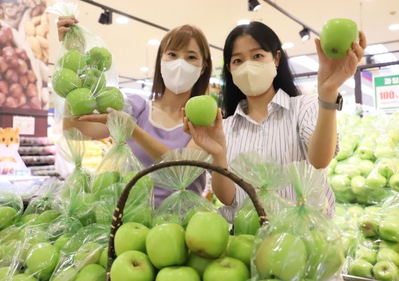 롯데마트 서울역점에서 모델들이 '썸머킹 사과'를 홍보하는 모습. 롯데쇼핑 제공.