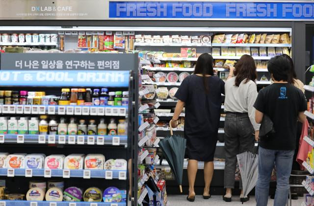 지난달 30일 서울의 한 편의점에서 소비자들이 물품을 고르고 있다. 뉴시스