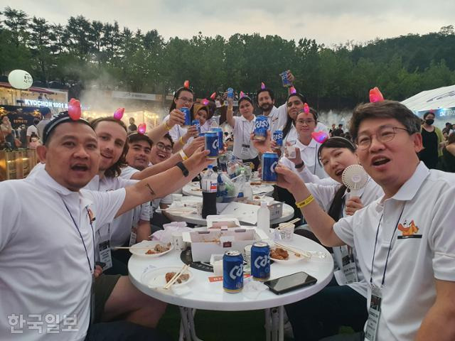 대구에서 근무 중인 외국인 공무원 12명과 일행이 지난 6일 오후 대구 달서구 두류동 두류야구장에서 열린 대구치맥페스티벌 야외 테이블에서 맥주를 들고 "건배"를 외치고 있다. 류수현 기자