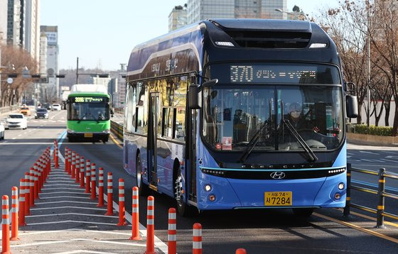 서울시내를 달리는 수소버스. 연합뉴스