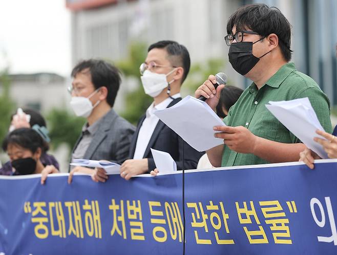 “시민재해 예방 위해 적극적 법 집행을” 중대재해전문가넷 관계자들이 7일 서울 용산구 대통령 집무실 인근에서 ‘중대재해 처벌 등에 관한 법률’의 엄정한 집행과 시행령 개정에 대한 의견 발표 기자회견을 열고 있다. 연합뉴스