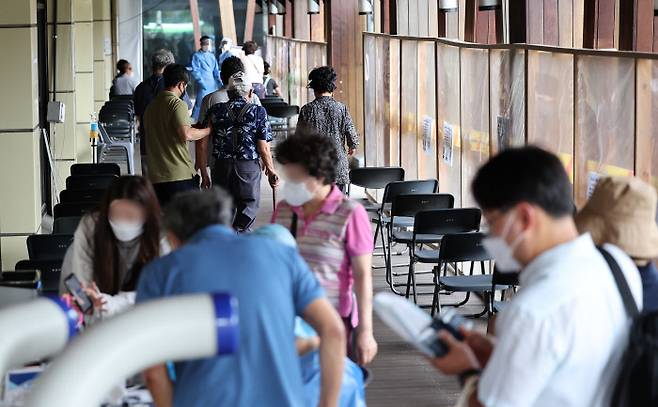 전국 코로나19 신규 확진자 수가 1만8511명을 기록한 7일 오전 서울 송파구 보건소 선별진료소가 검사를 받으려는 시민들로 붐비고 있다. 연합뉴스