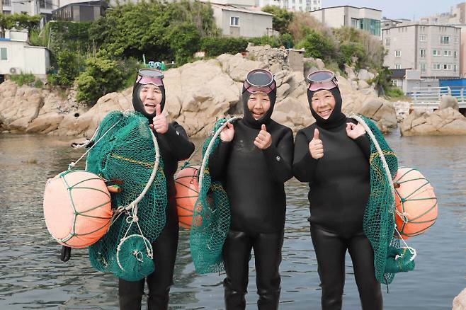 현대중공업그룹이 울산 동구 지역 해녀들에게 제공한 친환경 해녀 잠수복을 해녀들이 착용한 모습. 현대중공업 제공
