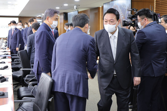 (서울=뉴스1) 안은나 기자 = 윤석열 대통령이 5월12일 오후 서울 용산 대통령실에서 열린 첫 임시 국무회의에 입장하며 추경호 경제부총리 겸 기획재정부 장관과 악수하고 있다. (대통령실사진기자단) 2022.5.12/뉴스1