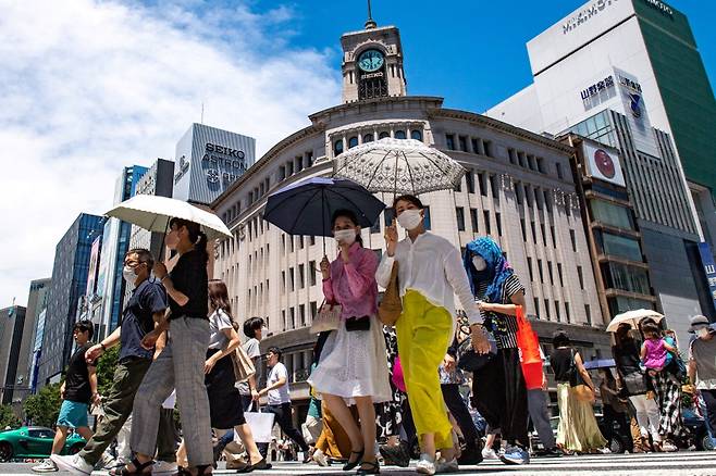 양산을 쓴 일본 도쿄 시민들 /사진=AFPBBNews=뉴스1