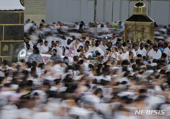 [메카=AP/뉴시스] 6일(현지시간) 사우디아라비아 메카에서 무슬림 순례자들이 그랜드 모스크의 입방형 건축물인 카바 신전을 돌며 기도하고 있다. 사우디 당국이 방역 조치를 대폭 완화하면서 사우디 메카와 메디나 일대에는 해외 성지순례객 85만 명 등 100만 명의 인파가 운집한 것으로 알려졌다. 무슬림은 건강과 재정 형편이 허락하는 한 일생에 최소 한 번은 성지순례를 해야 한다. 2022.07.07.