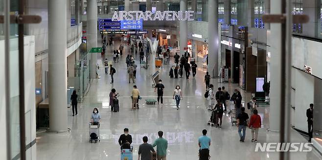 [인천공항=뉴시스] 추상철 기자 = 지난 5월19일 오후 인천국제공항 면세구역이 출국하려는 국내외 이용객으로 붐비고 있다. 2022.07.07. scchoo@newsis.com